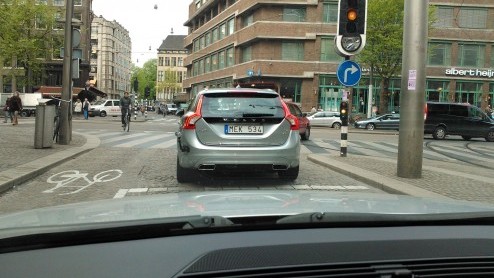 Dit jaar gaan de eerste exemplaren van de Volvo V60 (D6) plug-in Hybrid in ons land de weg op. Een Zweeds exemplaar trok deze week alvast de aandacht in Amsterdam door filmmateriaal op te nemen. Camer