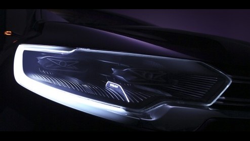 De nieuwe Renault Espace ziet al een beetje het licht als Initiale Paris Concept. Hij toont zich excentriek met 22 inch wielen maar is onder de kap bescheiden door nieuwe dCi 130 pk diesel met 400 Nm.