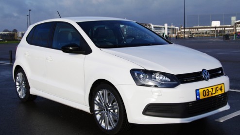 Kunnen sportief en bewust rijden samengaan? Dat is de vraag die menigeen zich stelt en die Volkswagen exact zo verwoordt in zijn folder van de Polo BlueGT. In dit geval dus een combinatie van het zuin
