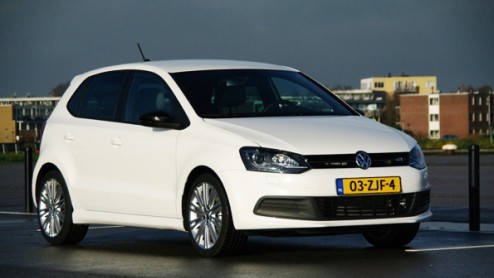 Kunnen sportief en bewust rijden samengaan? Dat is de vraag die menigeen zich stelt en die Volkswagen exact zo verwoordt in zijn folder van de Polo BlueGT. In dit geval dus een combinatie van het zuin