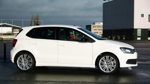 Kunnen sportief en bewust rijden samengaan? Dat is de vraag die menigeen zich stelt en die Volkswagen exact zo verwoordt in zijn folder van de Polo BlueGT. In dit geval dus een combinatie van het zuin