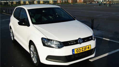 Kunnen sportief en bewust rijden samengaan? Dat is de vraag die menigeen zich stelt en die Volkswagen exact zo verwoordt in zijn folder van de Polo BlueGT. In dit geval dus een combinatie van het zuin