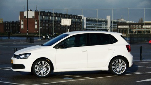 Kunnen sportief en bewust rijden samengaan? Dat is de vraag die menigeen zich stelt en die Volkswagen exact zo verwoordt in zijn folder van de Polo BlueGT. In dit geval dus een combinatie van het zuin