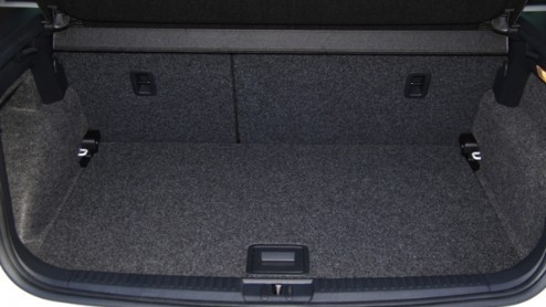 Kunnen sportief en bewust rijden samengaan? Dat is de vraag die menigeen zich stelt en die Volkswagen exact zo verwoordt in zijn folder van de Polo BlueGT. In dit geval dus een combinatie van het zuin