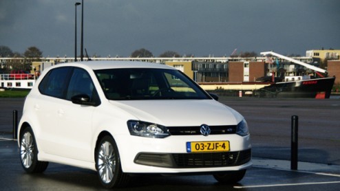 Kunnen sportief en bewust rijden samengaan? Dat is de vraag die menigeen zich stelt en die Volkswagen exact zo verwoordt in zijn folder van de Polo BlueGT. In dit geval dus een combinatie van het zuin