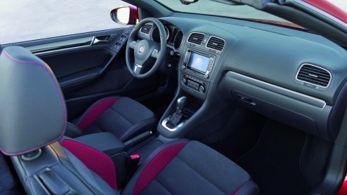 Even leek het erop alsof de Volkswagen Eos voorgoed de plaats van de Golf Cabriolet had ingenomen. Niets blijkt minder waar: de zomerse Golf is terug! Eind augustus gaan de eerste exemplaren de weg op