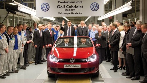 Zo lang als-ie weg was, zo snel is-ie er weer, zo lijkt het. Kort na de bekendmaking van de nieuwe Golf Cabriolet haast Volkswagen zich te zeggen dat de productie is gestart. De luchtige Golf beleeft
