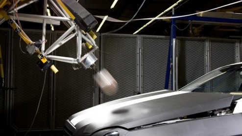 Het is duidelijk. De nieuwe Mercedes E-Klasse laat niet lang op zich wachten. Naast verfijnde techniek en luxe innovaties draait het in deze zakensedan nog meer om veiligheid dan ooit, met het voorkom