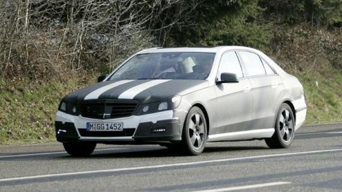 De nieuwe generatie Mercedes E-Klasse is pas over ruim een jaar gepland, maar de ontwikkeling is natuurlijk al lang in gang gezet. Daarom kunnen we alvast nieuwe exclusieve beelden tonen van de komend