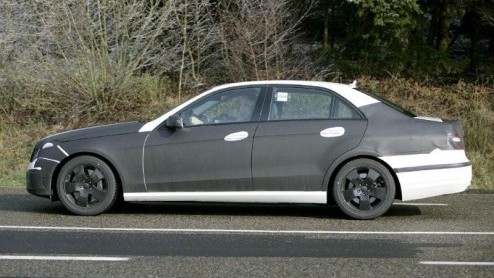 De nieuwe generatie Mercedes E-Klasse is pas over ruim een jaar gepland, maar de ontwikkeling is natuurlijk al lang in gang gezet. Daarom kunnen we alvast nieuwe exclusieve beelden tonen van de komend