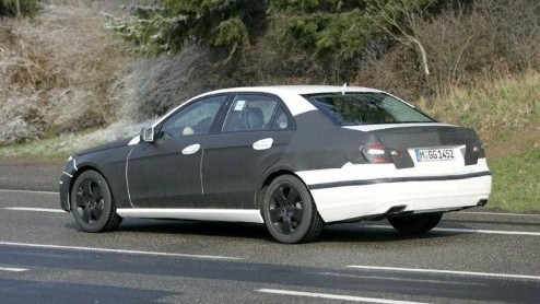 De nieuwe generatie Mercedes E-Klasse is pas over ruim een jaar gepland, maar de ontwikkeling is natuurlijk al lang in gang gezet. Daarom kunnen we alvast nieuwe exclusieve beelden tonen van de komend
