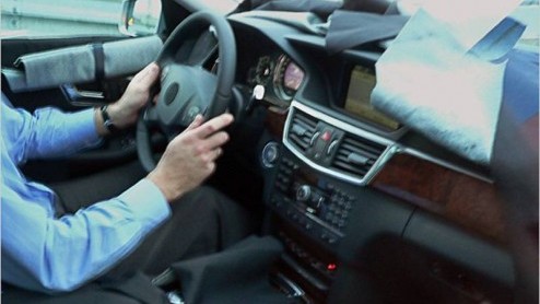 De nieuwe generatie Mercedes E-Klasse is pas over ruim een jaar gepland, maar de ontwikkeling is natuurlijk al lang in gang gezet. Daarom kunnen we alvast nieuwe exclusieve beelden tonen van de komend