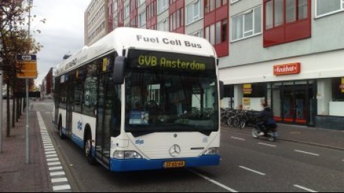 Vandaag is het project Brandstofcelbus Amsterdam op feestelijk wijze afgesloten door Tineke Huizinga, staatssecretaris van het ministerie van Verkeer en Waterstaat. Zij deed dit door na afloop van d