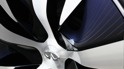 Dit is de nieuwste aanwinst bij Infiniti, de Infiniti LE Concept. Weliswaar een studiemodel, maar daar blijft het niet bij. In 2014 gaat de elektrisch aangedreven luxe-sedan in productie.