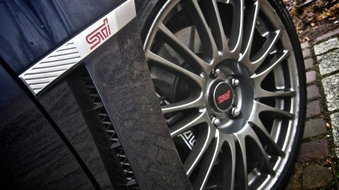 Bij het voor de geest halen van de Subaru Impreza WRX staat bij menigeen een dikke vette spoiler, gouden wielen en gefluit en gesis onder de motorkap vertrouwd in het geheugen gegrift. De nieuwe gener