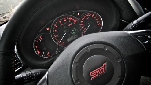 Bij het voor de geest halen van de Subaru Impreza WRX staat bij menigeen een dikke vette spoiler, gouden wielen en gefluit en gesis onder de motorkap vertrouwd in het geheugen gegrift. De nieuwe gener