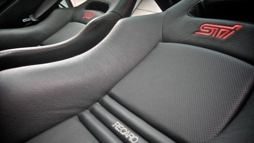 Bij het voor de geest halen van de Subaru Impreza WRX staat bij menigeen een dikke vette spoiler, gouden wielen en gefluit en gesis onder de motorkap vertrouwd in het geheugen gegrift. De nieuwe gener