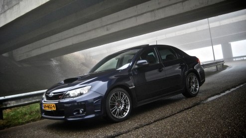 Bij het voor de geest halen van de Subaru Impreza WRX staat bij menigeen een dikke vette spoiler, gouden wielen en gefluit en gesis onder de motorkap vertrouwd in het geheugen gegrift. De nieuwe gener