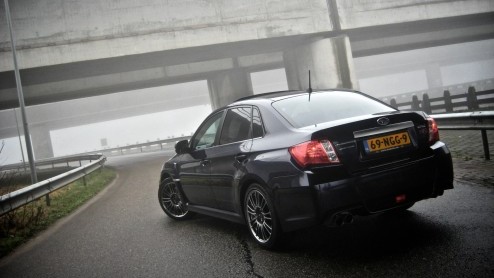 Bij het voor de geest halen van de Subaru Impreza WRX staat bij menigeen een dikke vette spoiler, gouden wielen en gefluit en gesis onder de motorkap vertrouwd in het geheugen gegrift. De nieuwe gener