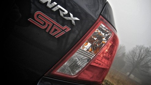 Bij het voor de geest halen van de Subaru Impreza WRX staat bij menigeen een dikke vette spoiler, gouden wielen en gefluit en gesis onder de motorkap vertrouwd in het geheugen gegrift. De nieuwe gener