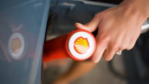 Morgen start Shell een proef 'Servicetanken' in Amersfoort en Groningen. Elke zaterdag staat er dan een pompbediende die voor je tankt en desgewenst ook de voorruit reinigt en vloeistoffen checkt.