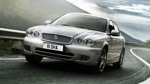 Het Britse Jaguar heeft de X-type op een aantal punten aangepast. Naast beperkte uiterlijke wijzigingen is er ook een nieuwe automatische versnellingsbak leverbaar voor dieselaars. Toch claimt het mer