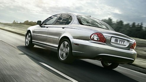 Het Britse Jaguar heeft de X-type op een aantal punten aangepast. Naast beperkte uiterlijke wijzigingen is er ook een nieuwe automatische versnellingsbak leverbaar voor dieselaars. Toch claimt het mer
