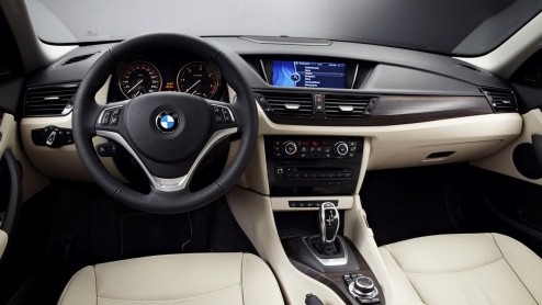 De facelift van de BMW X1 zat er al even aan te komen en die is nu een feit. Het betreft een subtiele update die de compacte crossover naar onze mening goed doet. In tegenstelling tot het eerste model