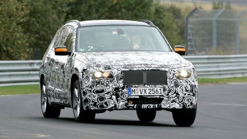 Geen woorden maar daden. De BMW X1 concept is nog maar net voorgesteld, of de Beier wordt al gesignaleerd op de weg. Geen wonder, want volgend jaar moet deze nieuwkomer al de showrooms bereiken.