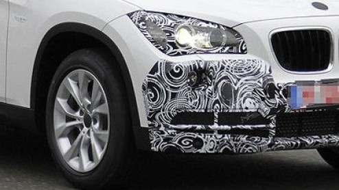 BMW heeft een facelift voor de X1 in voorbereiding. Er zijn prototypes gespot met gecamoufleerde neus en bumpers. De wijzigingen lijken echter niet schokkend.