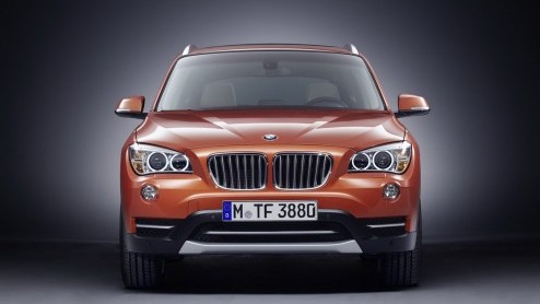 De facelift van de BMW X1 zat er al even aan te komen en die is nu een feit. Het betreft een subtiele update die de compacte crossover naar onze mening goed doet. In tegenstelling tot het eerste model