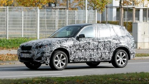 BMW heeft nog een interessant X-offensief op stapel staan. Zo verschijnt de X1 al spoedig en wordt de eveneens compacte X3 geheel vernieuwd. Deze laatste telg werd rijdend ontdekt rond Mnchen.