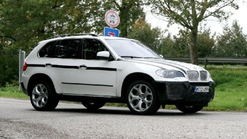 BMW geeft extra sportieve modellen de voorletter M mee. Dat dat bij de X5 lastig is  MX5 is de naam van een Mazda  heeft BMW natuurlijk niet kunnen weerhouden om een snelle versie van hun X5 te ontw