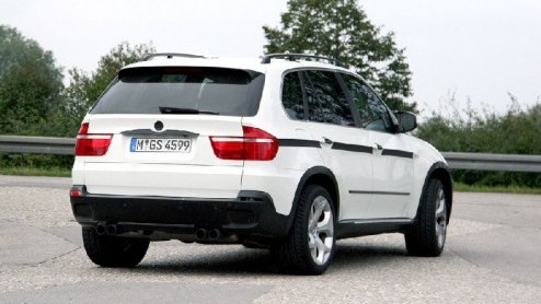 BMW geeft extra sportieve modellen de voorletter M mee. Dat dat bij de X5 lastig is  MX5 is de naam van een Mazda  heeft BMW natuurlijk niet kunnen weerhouden om een snelle versie van hun X5 te ontw