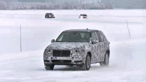 De winter is voor autofabrikanten een prima jaargetijde om nieuwe auto's intensief te gaan testen. Getuige deze spy video is de ontwikkeling van de nieuwe X5 in volle gang.