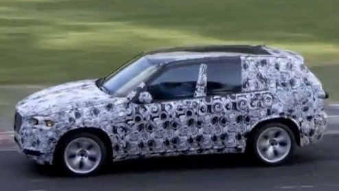 Ook al duurt het nog even voordat de nieuwe BMW X5 het licht zal zien, BMW is de volgende generatie al uitgebreid aan het testen. De spionagefotograaf betrapte deze keer het sportieve topmodel op de N