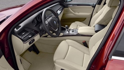 De nieuwe BMW X6 is een feit. We zagen deze auto als studiemodel in Frankfurt, maar nu is deze Sports Activity Coup een feit. Het verrassende design en de toepassing van turbomotoren maakt indruk.