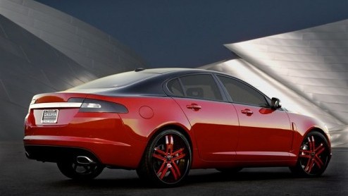 Jaguars gaan doorgaans als stijlvolle autos door het leven. Het merk heeft de toevoeging R voor de uitbundigere en sportievere uitvoeringen bedacht. Galpin, het grootste dealerschap van Jaguar in A
