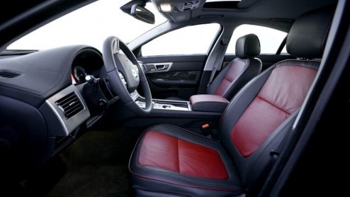 Jaguars gaan doorgaans als stijlvolle autos door het leven. Het merk heeft de toevoeging R voor de uitbundigere en sportievere uitvoeringen bedacht. Galpin, het grootste dealerschap van Jaguar in A