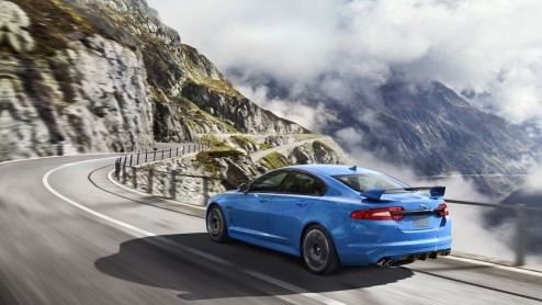 Vandaag gaat de Jaguar XFR-S eindelijk in vol ornaat uit de doeken. De eerste beelden zijn inmiddels al beschikbaar en inderdaad; onder de motorkap liggen 550 paarden op de loer.