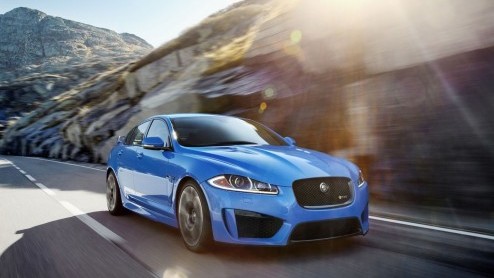 Vandaag gaat de Jaguar XFR-S eindelijk in vol ornaat uit de doeken. De eerste beelden zijn inmiddels al beschikbaar en inderdaad; onder de motorkap liggen 550 paarden op de loer.