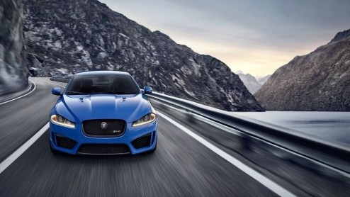 Vandaag gaat de Jaguar XFR-S eindelijk in vol ornaat uit de doeken. De eerste beelden zijn inmiddels al beschikbaar en inderdaad; onder de motorkap liggen 550 paarden op de loer.