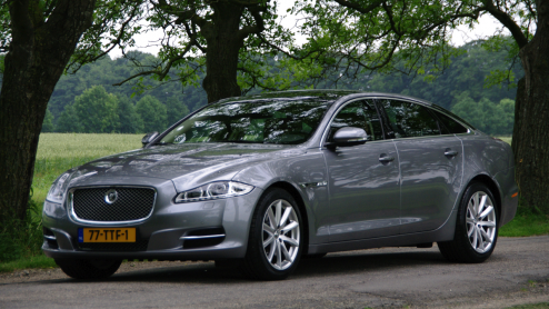 Downsizen is een van de toverwoorden om de allerwegen zo gewenste brandstofbesparing te realiseren. Zelfs prestigefabrikanten als Jaguar moeten er aan geloven en daarom monteert het in Indiase handen