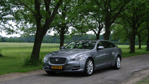 Downsizen is een van de toverwoorden om de allerwegen zo gewenste brandstofbesparing te realiseren. Zelfs prestigefabrikanten als Jaguar moeten er aan geloven en daarom monteert het in Indiase handen