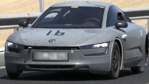 Als er deze zomer in Spanje een Volkswagen XL1 langs de lens is gereden, mag je er wel van uit gaan dat de Duitsers serieuze plannen hebben met het model. Sterker nog, volgend jaar gaat hij in product