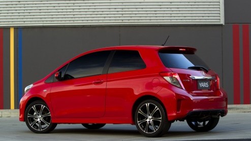 Deze zomer staat bij Toyota de nieuwe Yaris in de schijnwerpers. Nadat het merk de foto's van de vijfdeurs heeft vrijgegeven is nu de driedeurs in beeld gekomen. In een sportief jasje zelfs.