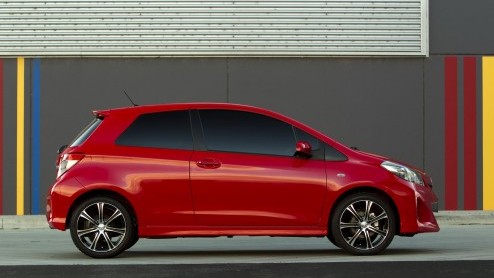 Deze zomer staat bij Toyota de nieuwe Yaris in de schijnwerpers. Nadat het merk de foto's van de vijfdeurs heeft vrijgegeven is nu de driedeurs in beeld gekomen. In een sportief jasje zelfs.
