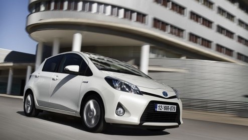 Terwijl we nu in eigen land kennismaken met de nieuwe Toyota Yaris hybride maakt de importeur alvast de definitieve prijzen bekend. De superzuinige Japanner wordt leverbaar in drie uitvoeringen vanaf 
