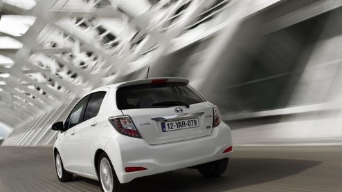 Terwijl we nu in eigen land kennismaken met de nieuwe Toyota Yaris hybride maakt de importeur alvast de definitieve prijzen bekend. De superzuinige Japanner wordt leverbaar in drie uitvoeringen vanaf 