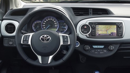 Terwijl we nu in eigen land kennismaken met de nieuwe Toyota Yaris hybride maakt de importeur alvast de definitieve prijzen bekend. De superzuinige Japanner wordt leverbaar in drie uitvoeringen vanaf 